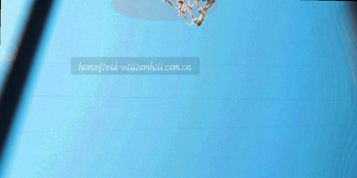 主场看台灯光下的联络场景，前景叠加深蓝色数据面板界面